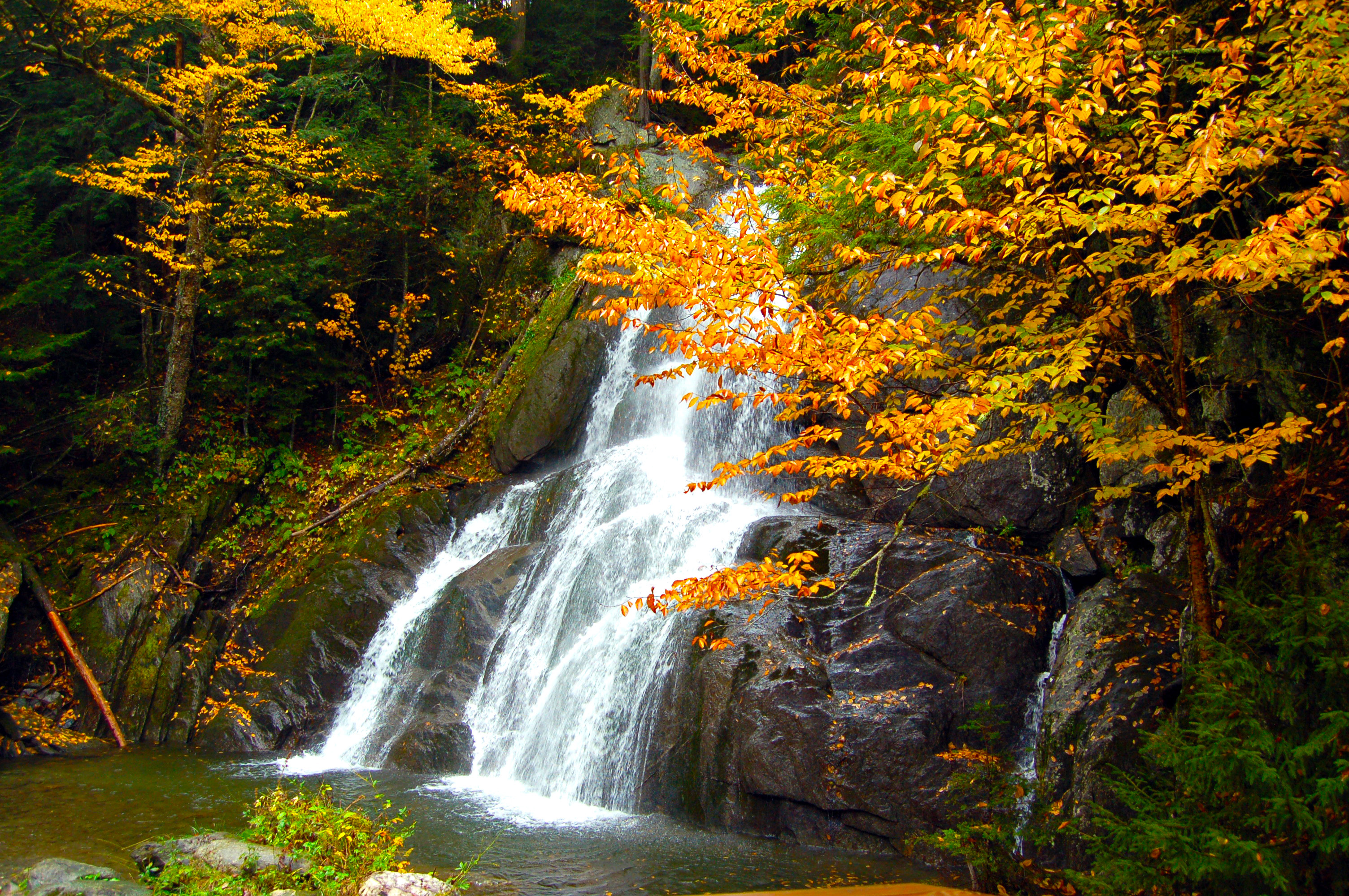 Скалы с водопадами осень