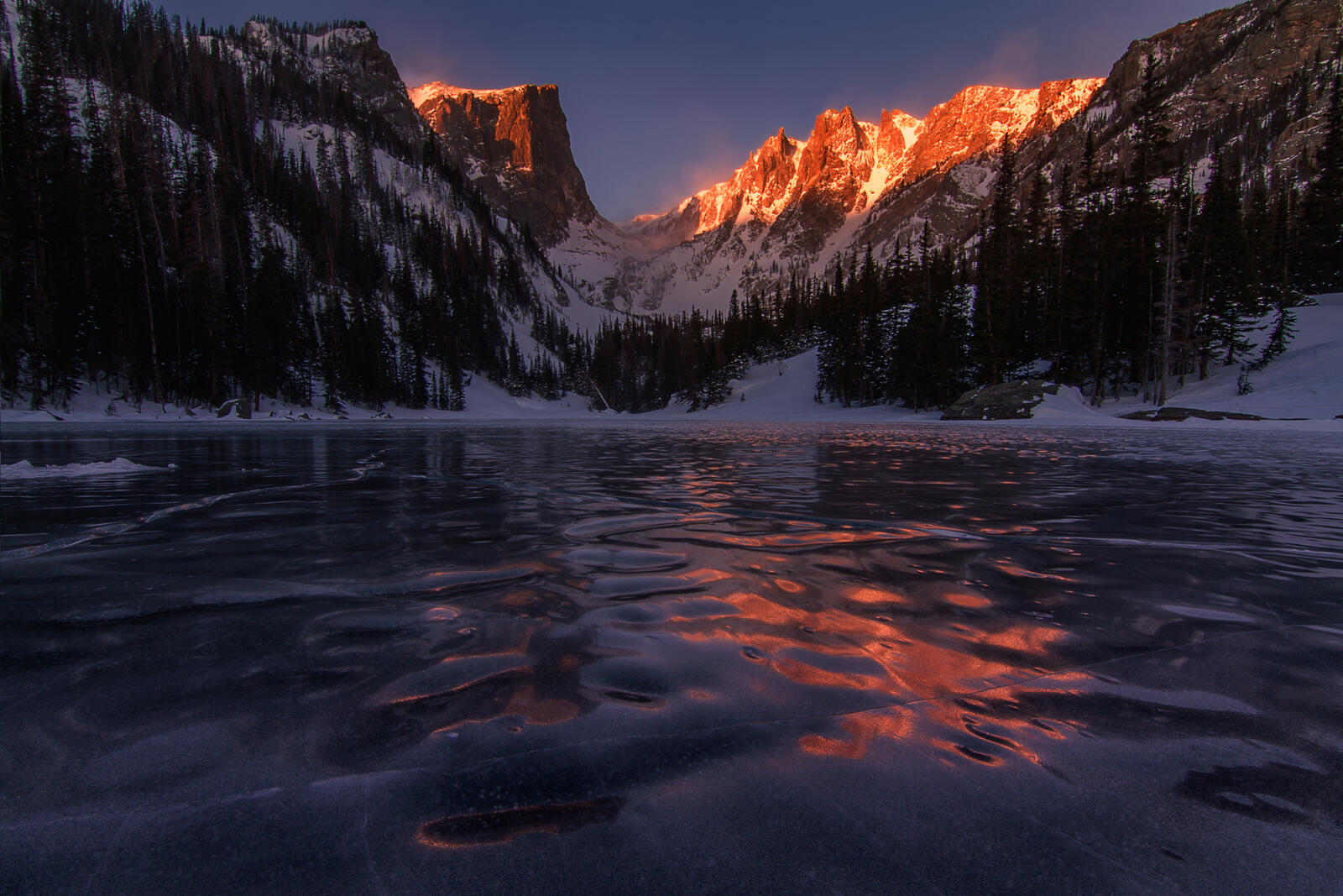 Бесплатное фото Холодное утро в Скалистых горах