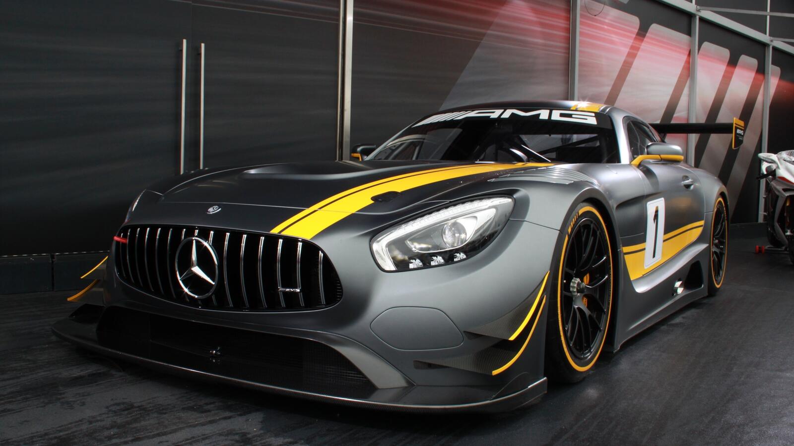 Free photo Mercedes AMG GT C with a yellow stripe on the hood