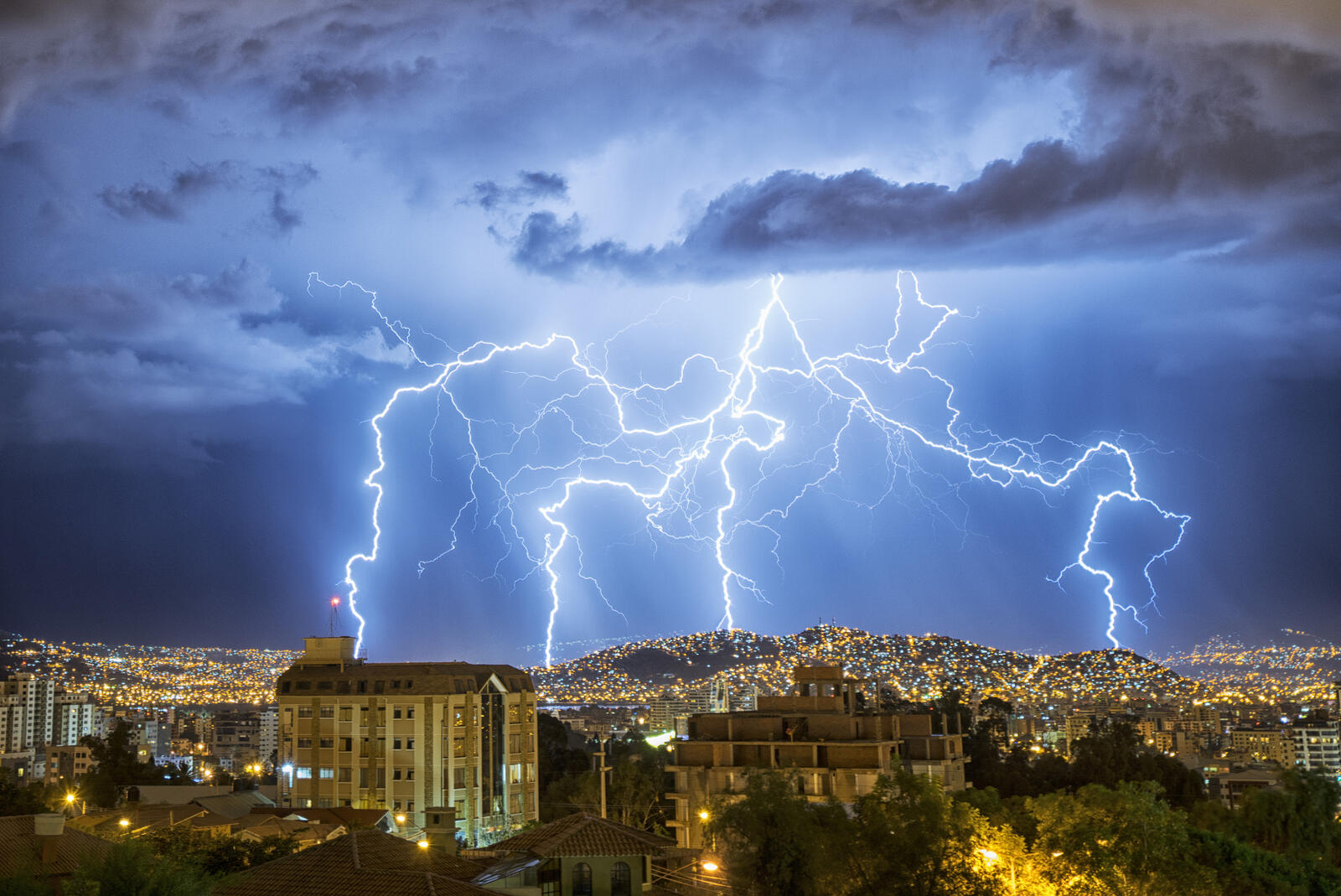 Wallpapers thunder storm city on the desktop