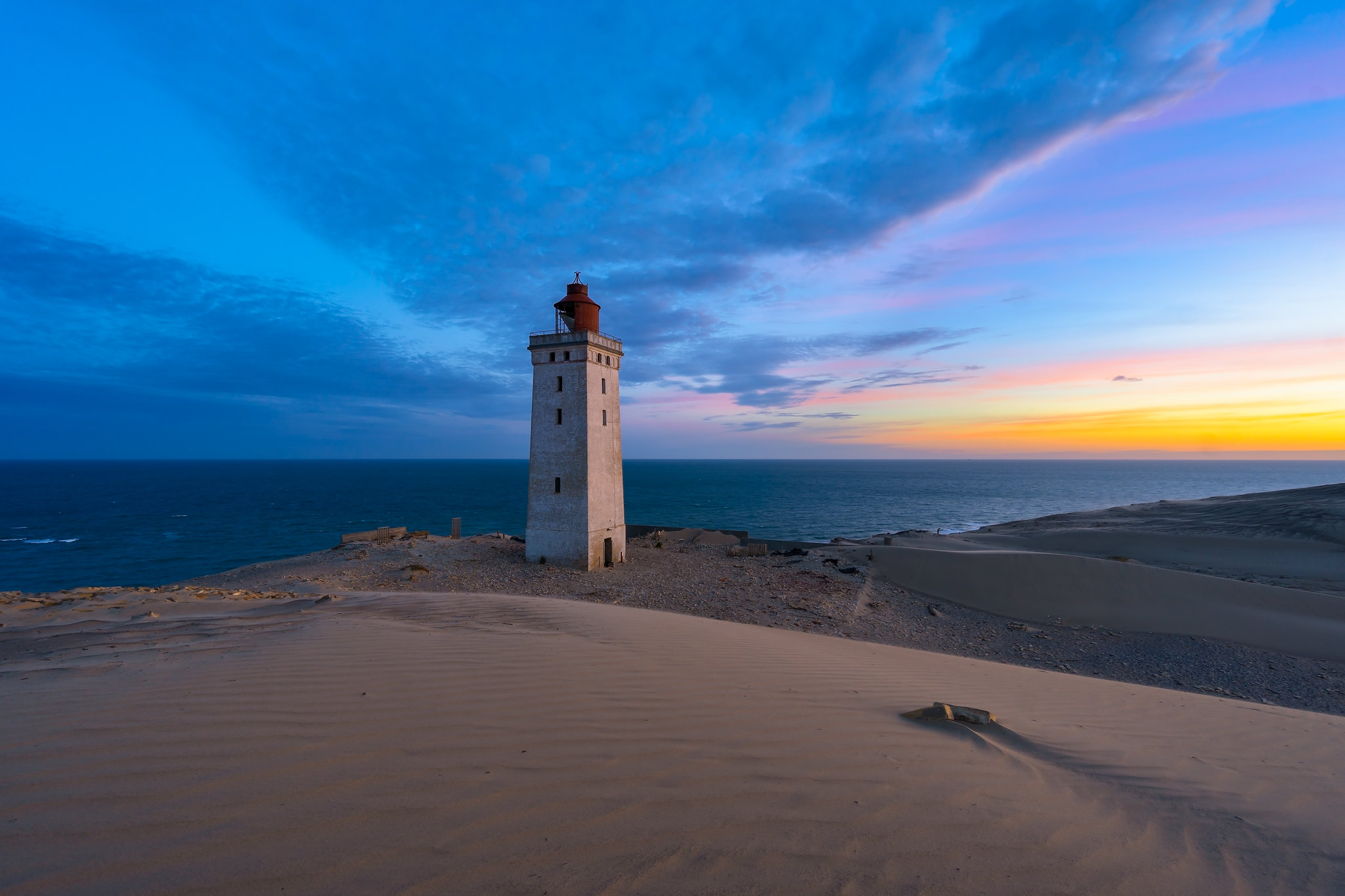 Фото бесплатно Маяк Рубьерга Кнуде, Rubjerg Knude Lighthouse, побережье Северного моря в Рубьерге