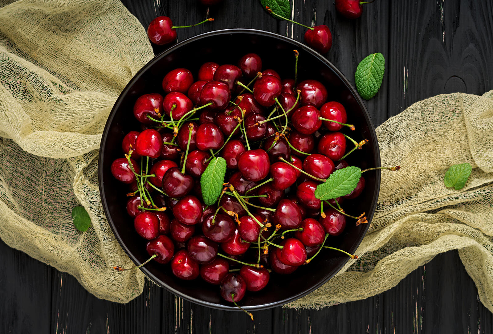 Free photo Ripe cherries in a bowl