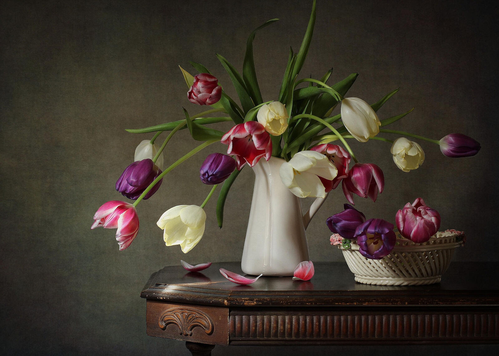 Обои стол цветы тюльпаны на рабочий стол