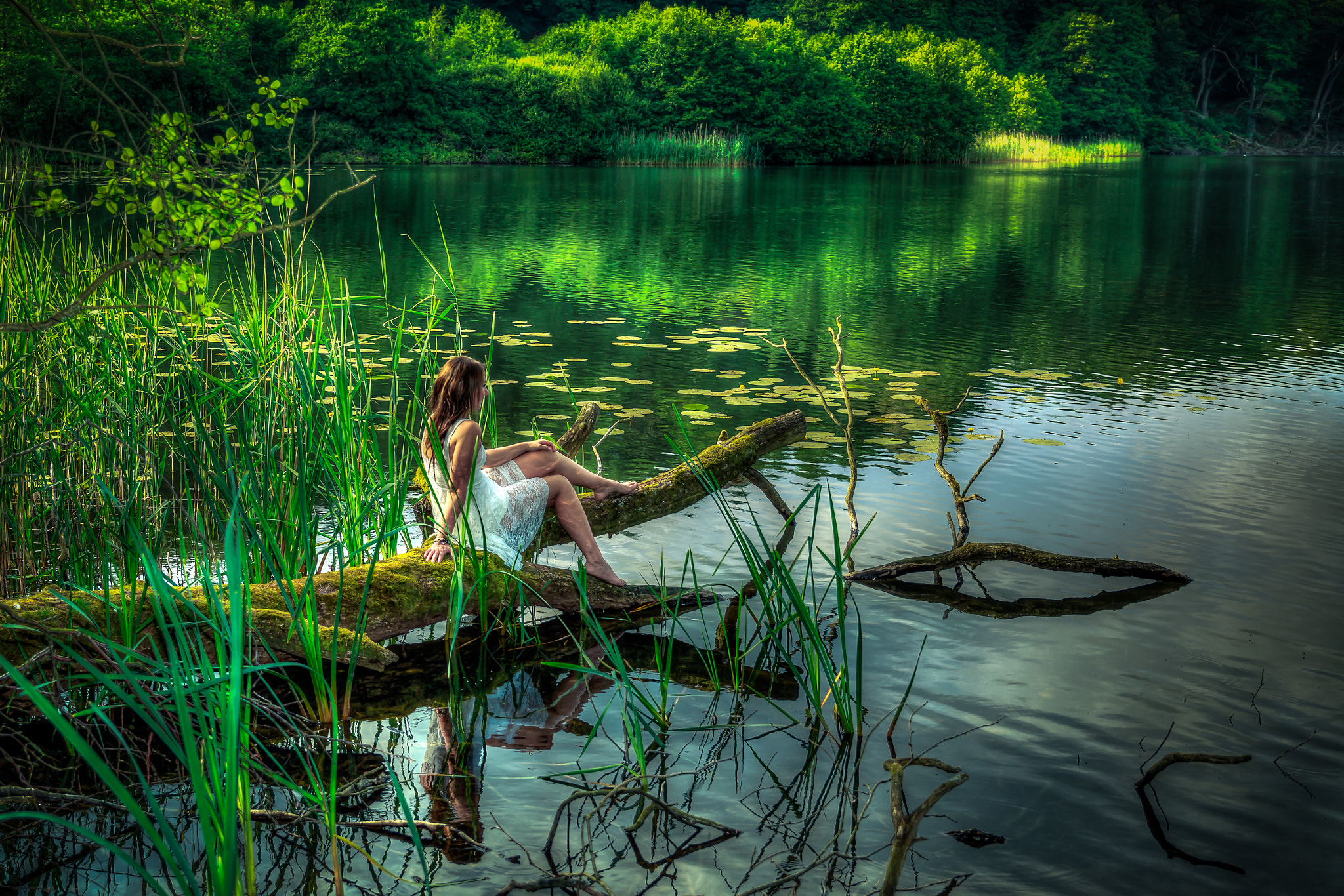 Одинокая девушка на берегу реки