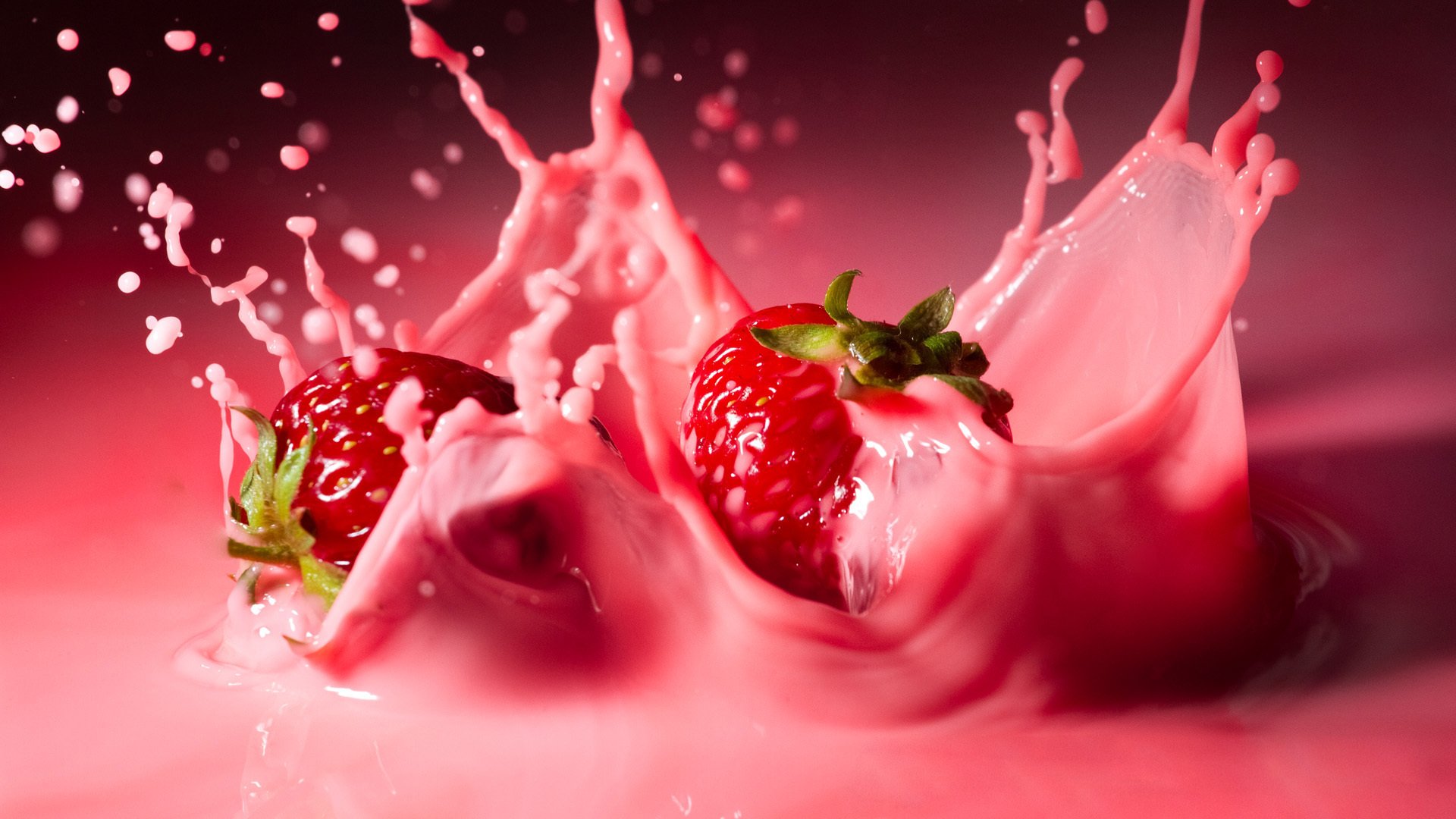 免费照片牛奶中的草莓