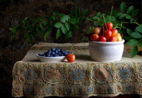 桌子上的蓝莓和樱桃