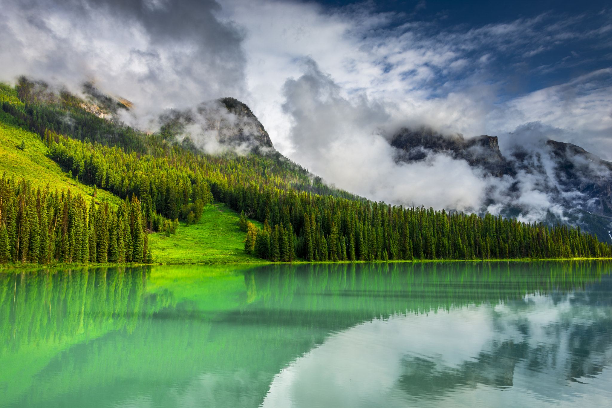 Wallpapers landscape landscapes emerald lake on the desktop