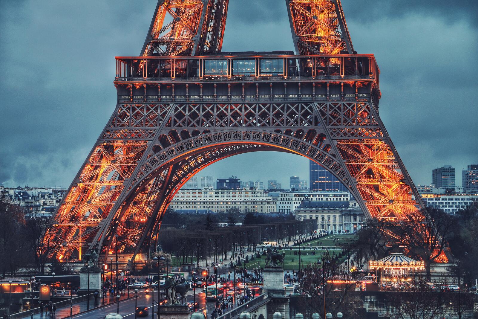 Обои Париж Эйфелева Башня люди на рабочий стол