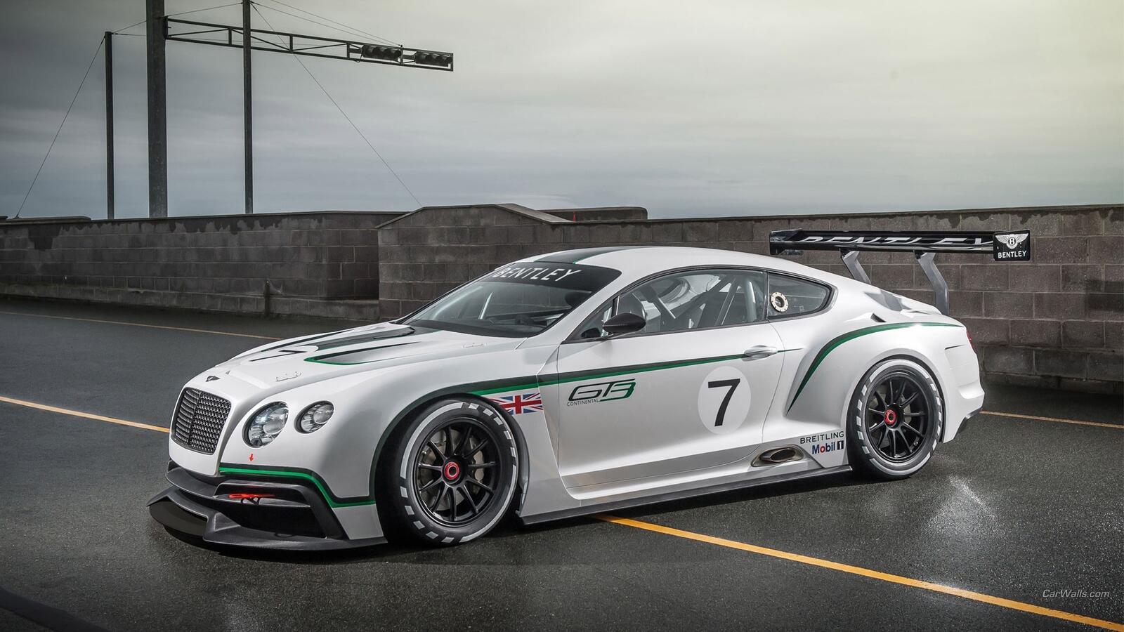 Free photo Bentley continental gt3 side view.