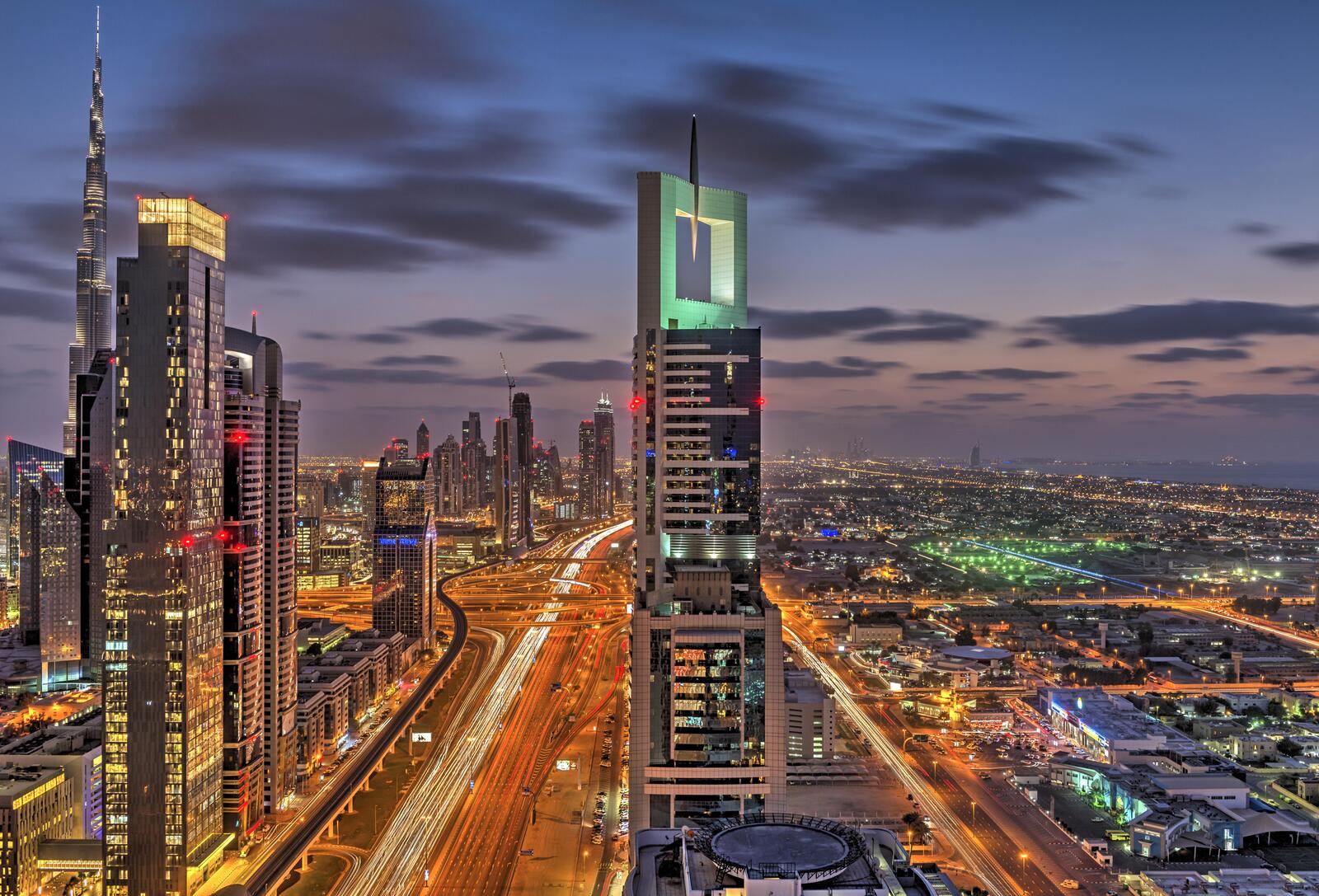 Бесплатное фото Небоскребы Дубая в ночное время суток