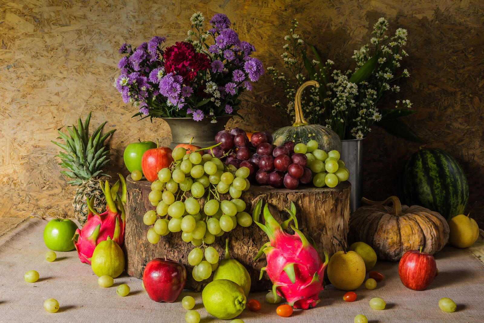Бесплатное фото Цветы и фруктовое ассорти