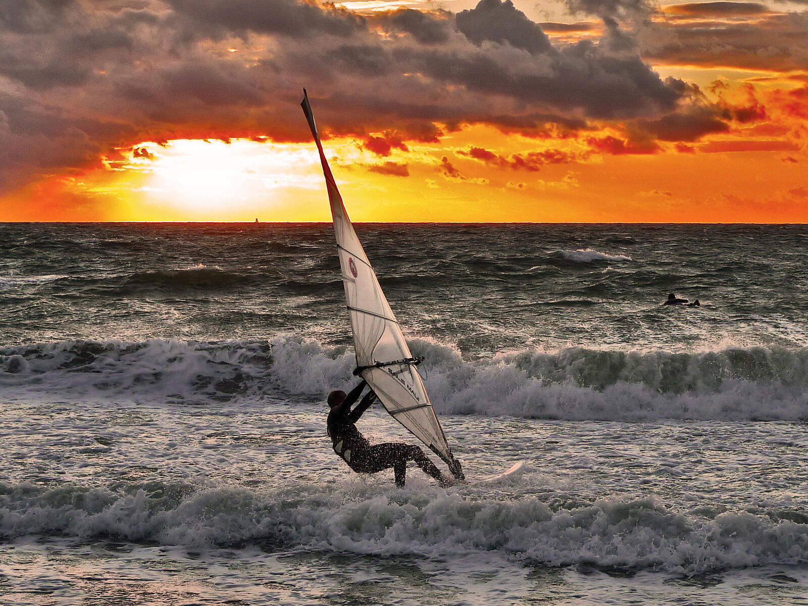 Обои волны Windsurfing Board Windsurfing на рабочий стол