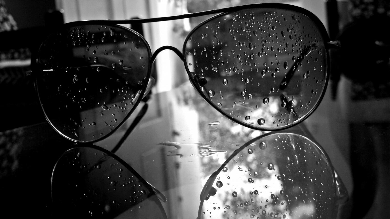 Wallpapers black and white drops of water glasses on the desktop