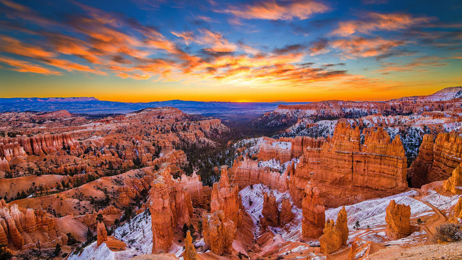 Бесплатное фото Зимний закат в горах