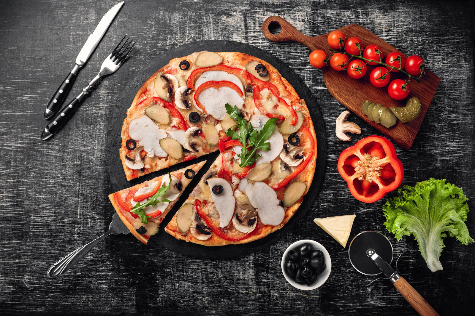 Free photo Pizza with mushrooms and peppers