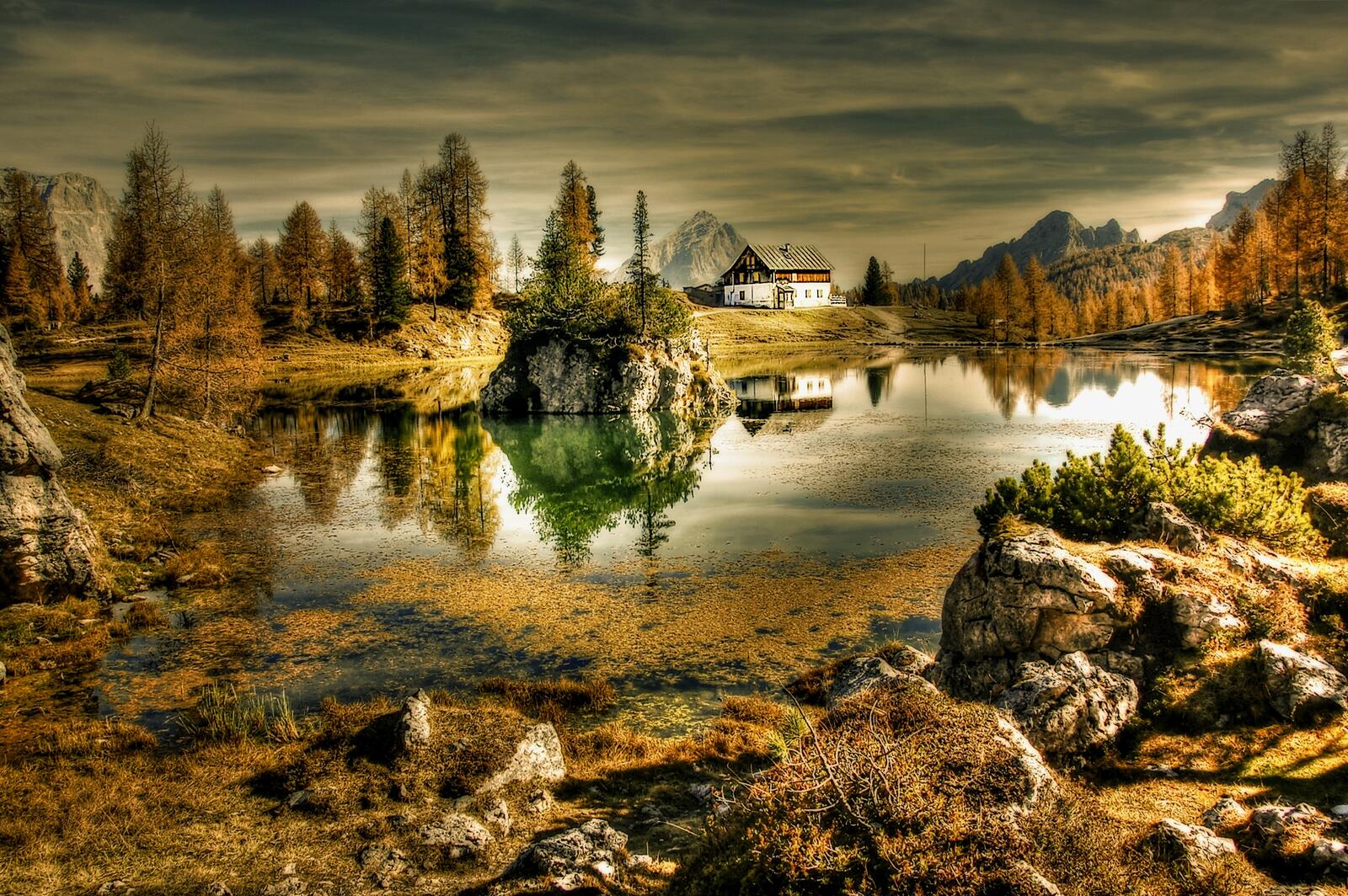 Бесплатное фото Домик на берегу озера в Италии