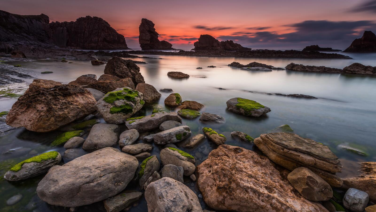 Free photo Sea stones and rocks silhouettes