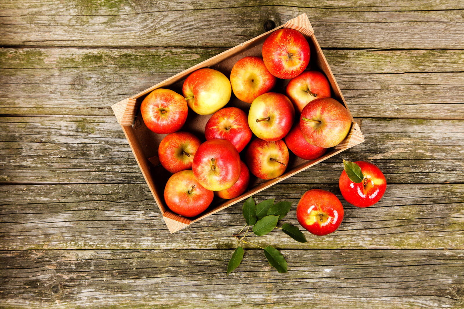 Free photo Apples in a box