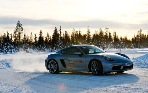 Porsche driving in the snow ring
