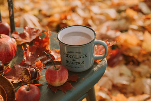 Hot chocolate and apples