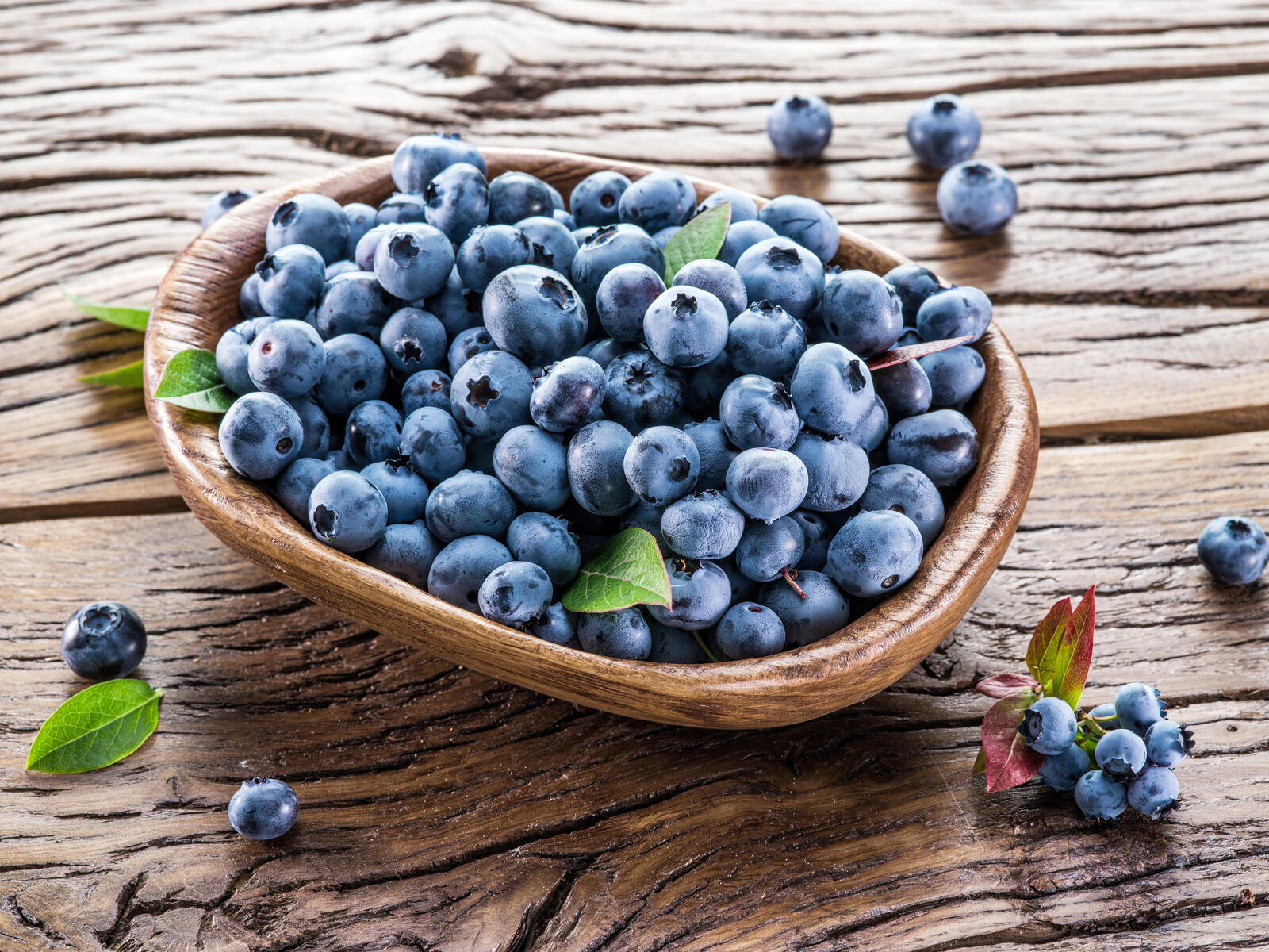 Free photo Blueberries in a wooden bowl
