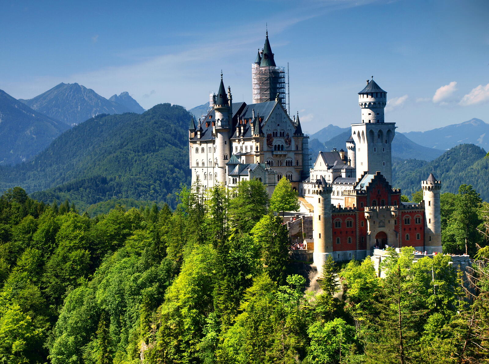 Free photo Castle on a background of mountains