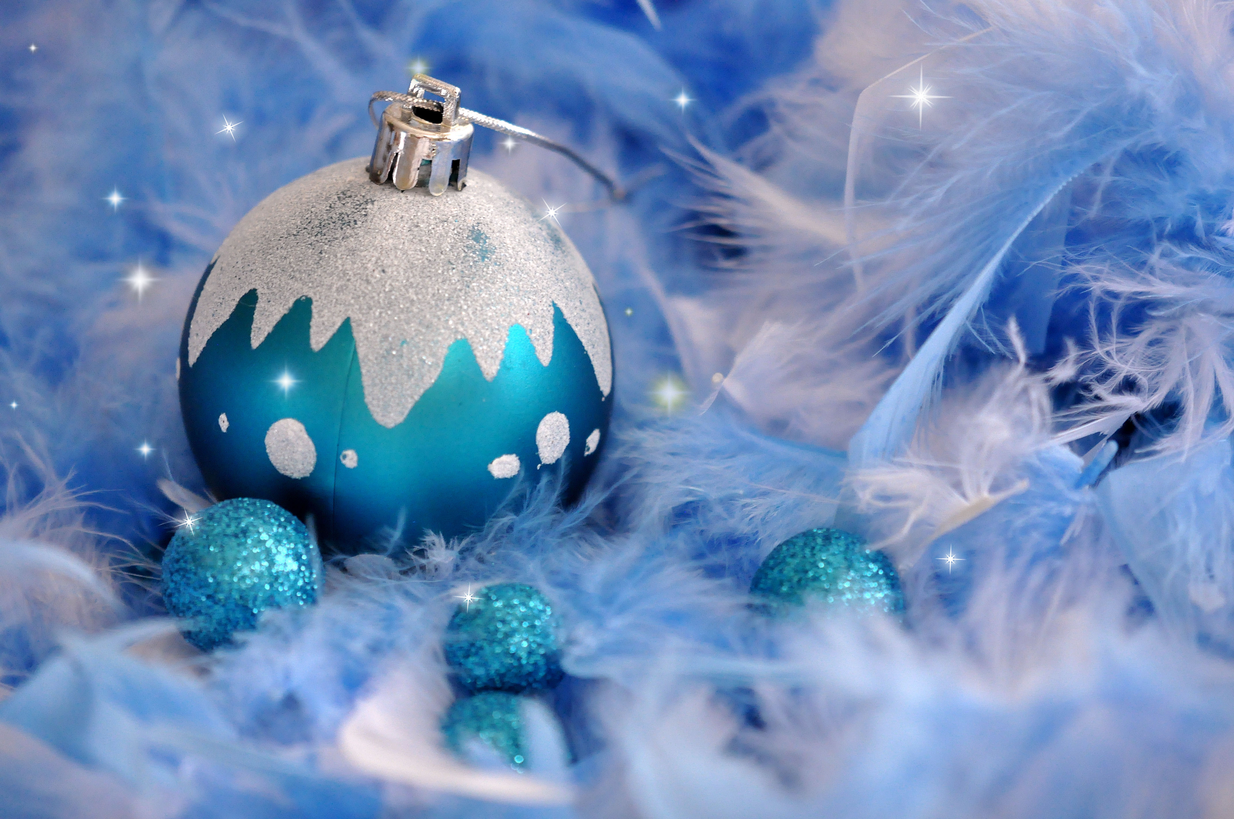 Фото бесплатно ёлочные украшения, новогодние шары, пух