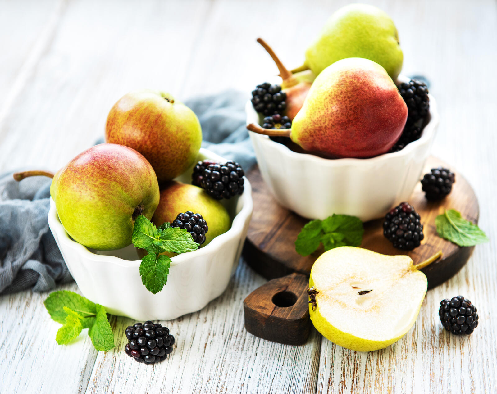 Free photo Pears, apples and blackberries