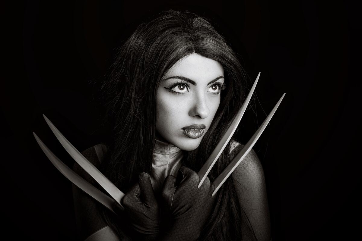 девушка с ножами