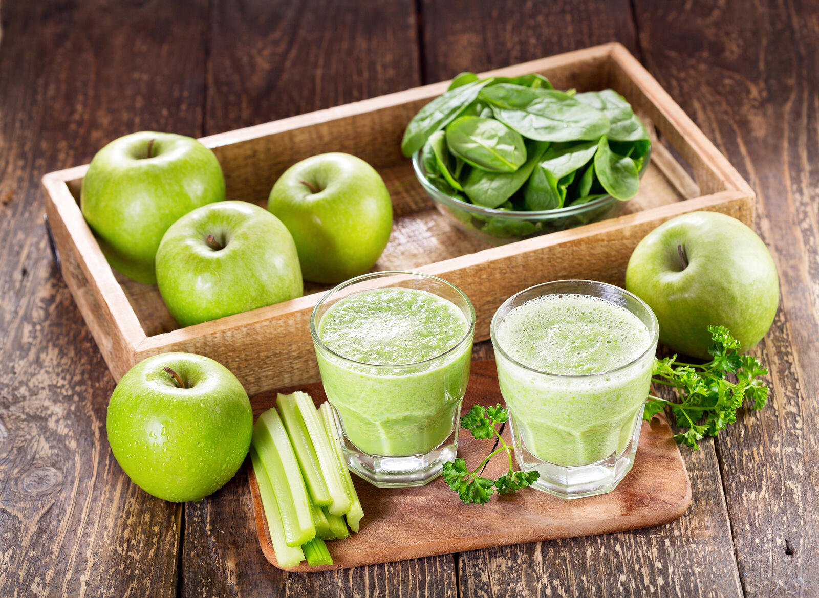 Бесплатное фото Яблочный сок с зеленью