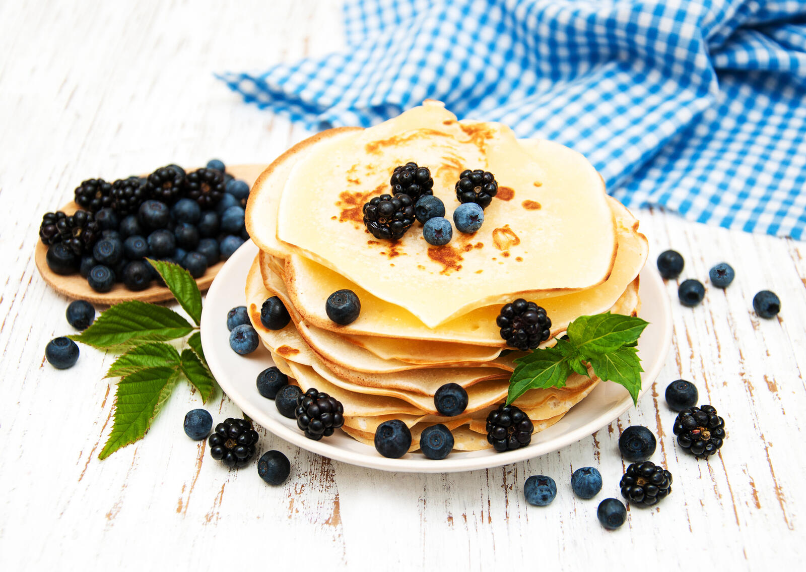 Free photo Appetizing pancakes with black berries