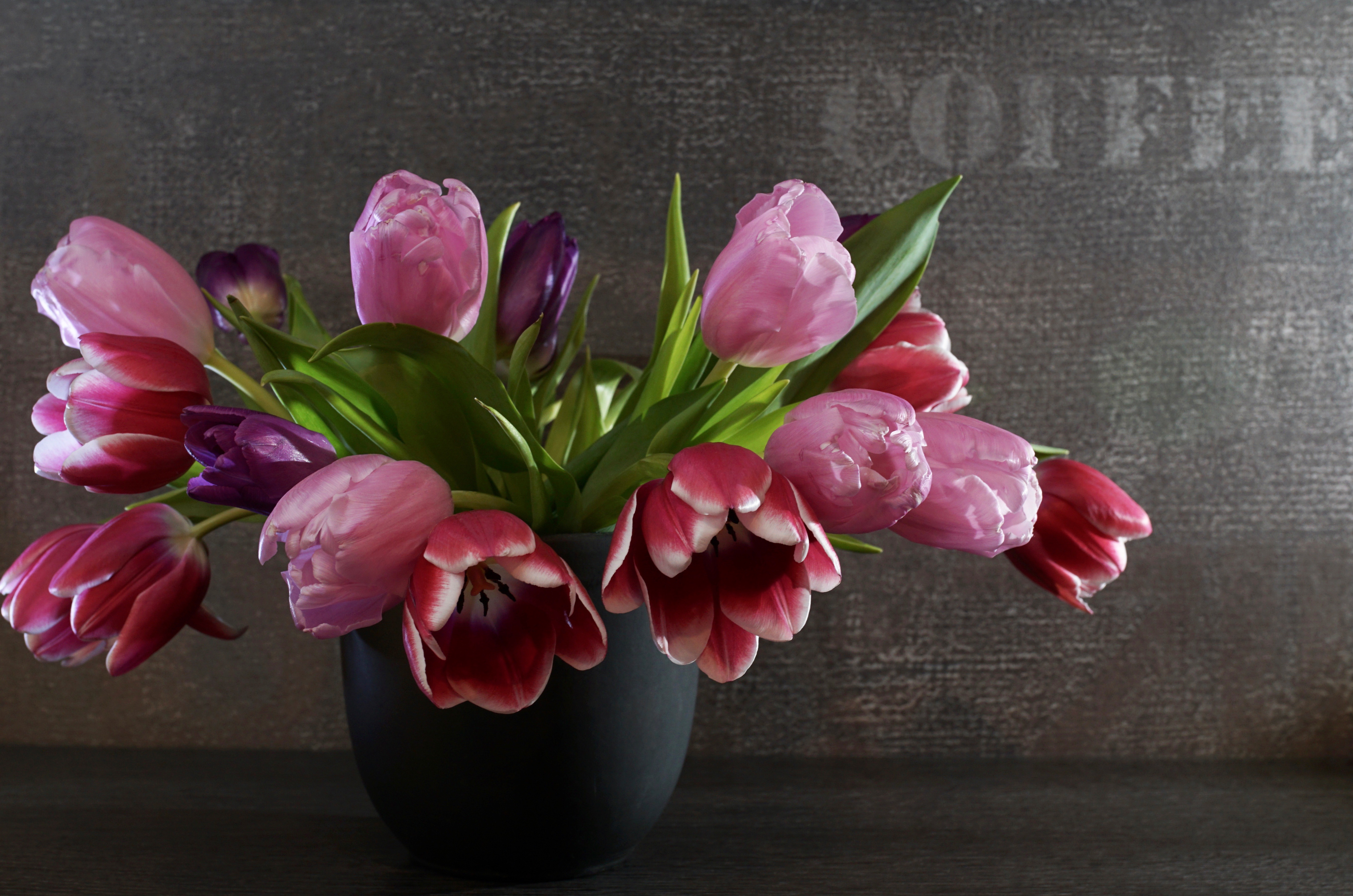 Фото тюльпаны в вазе на столе. Тюльпаны в вазе. Букет тюльпанов в вазе. Ваза с тюльпанами. Тюльпаны в вазах.