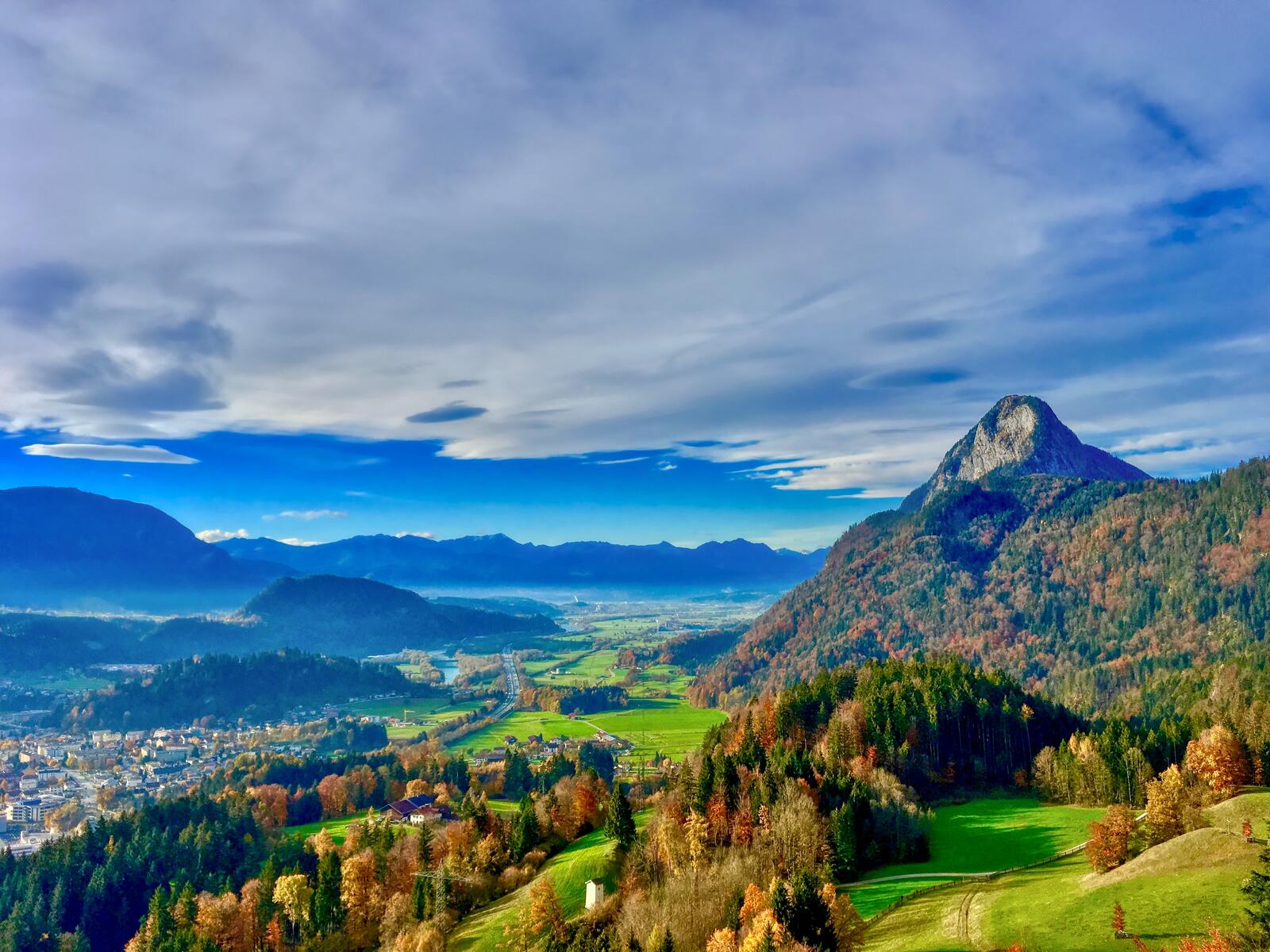 Обои Вид на гору Пендлинг и речную долину из часовни Тиберг близ Куфштайна в Тироле Австрия горы на рабочий стол