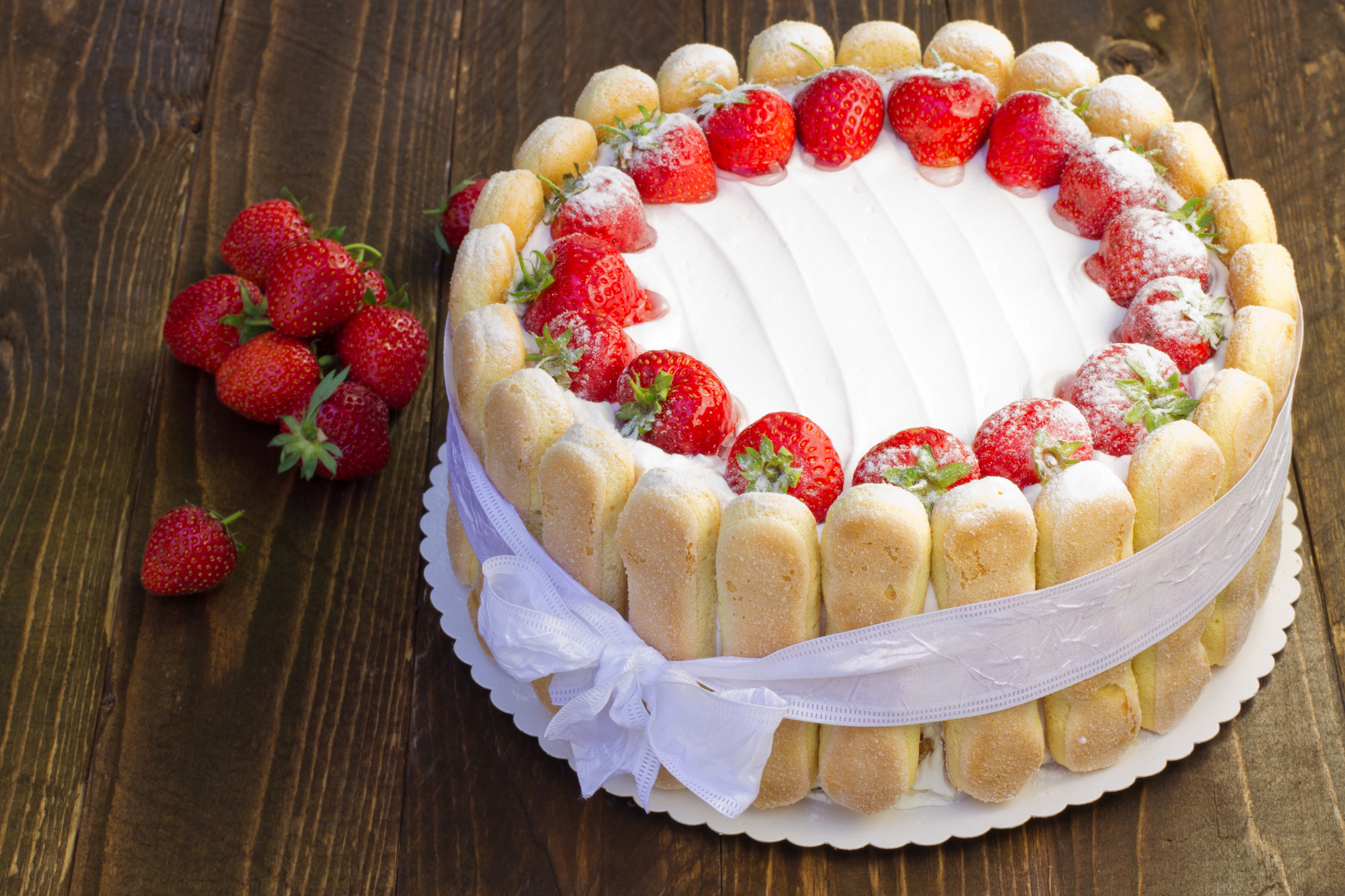 Strawberry cake · free photo