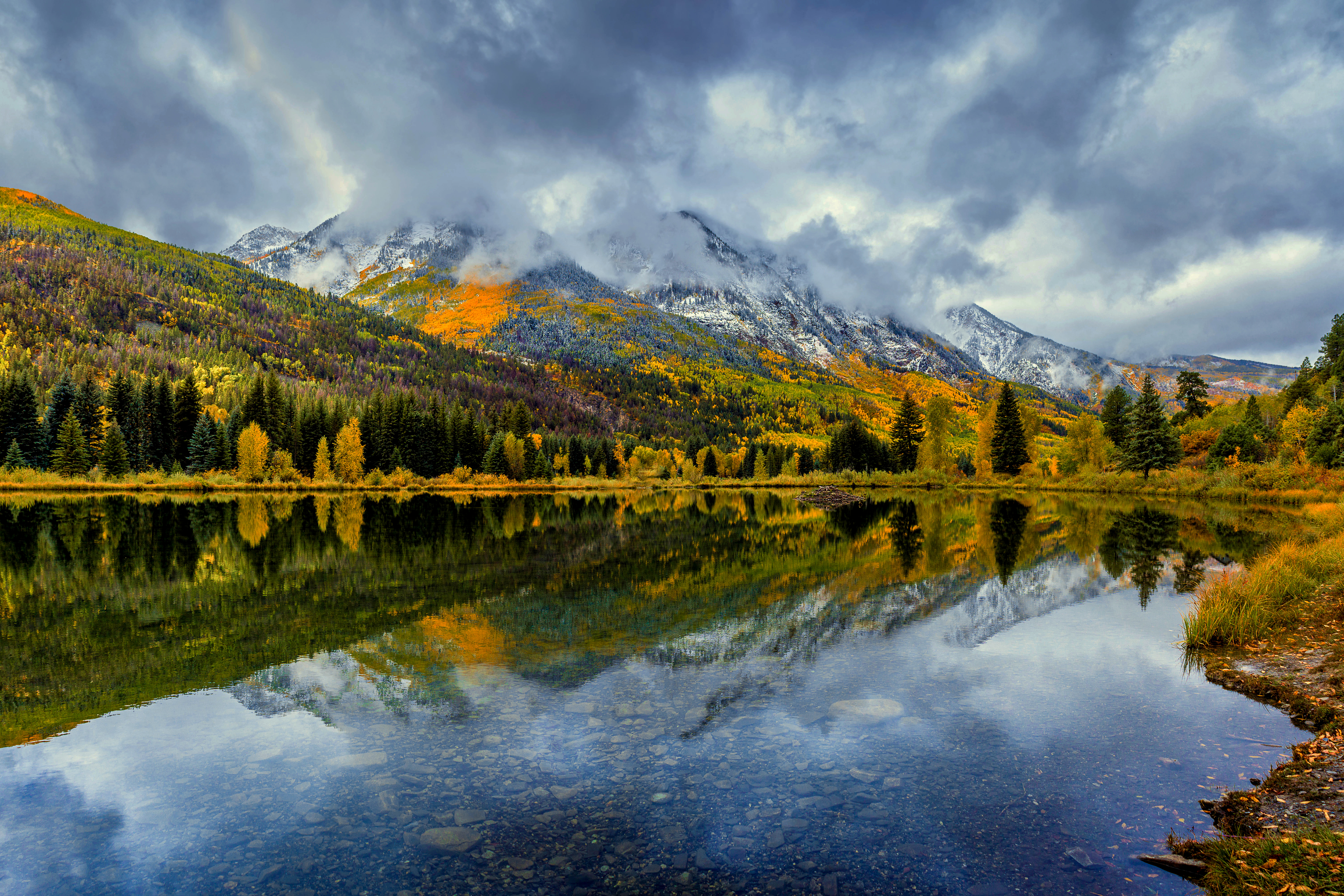 免费照片秋天的森林在山湖的反射
