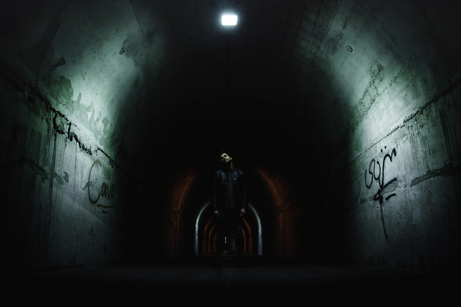 Обои тоннель мужчина темно на рабочий стол