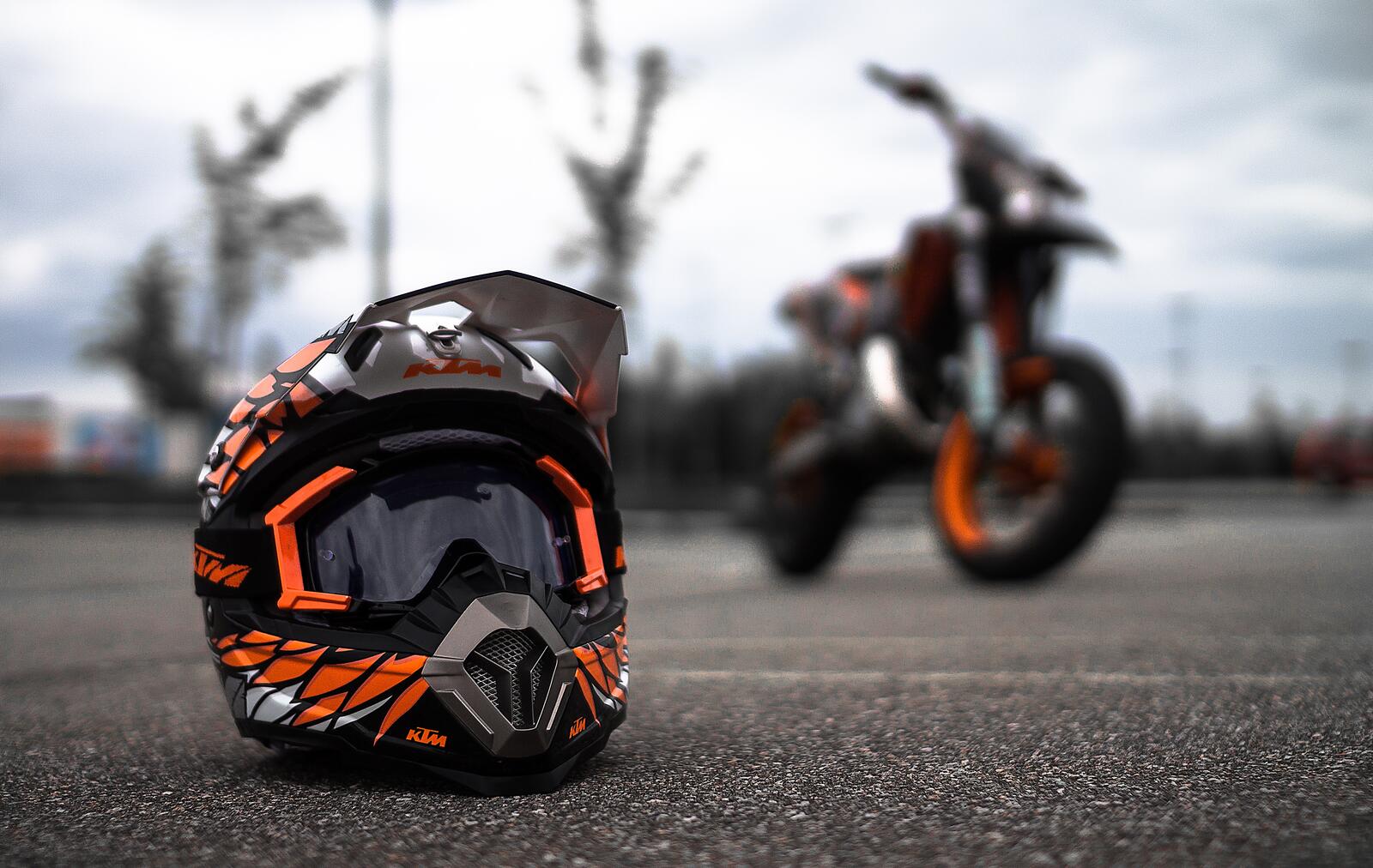 Бесплатное фото Мотоциклетный шлем на асфальте