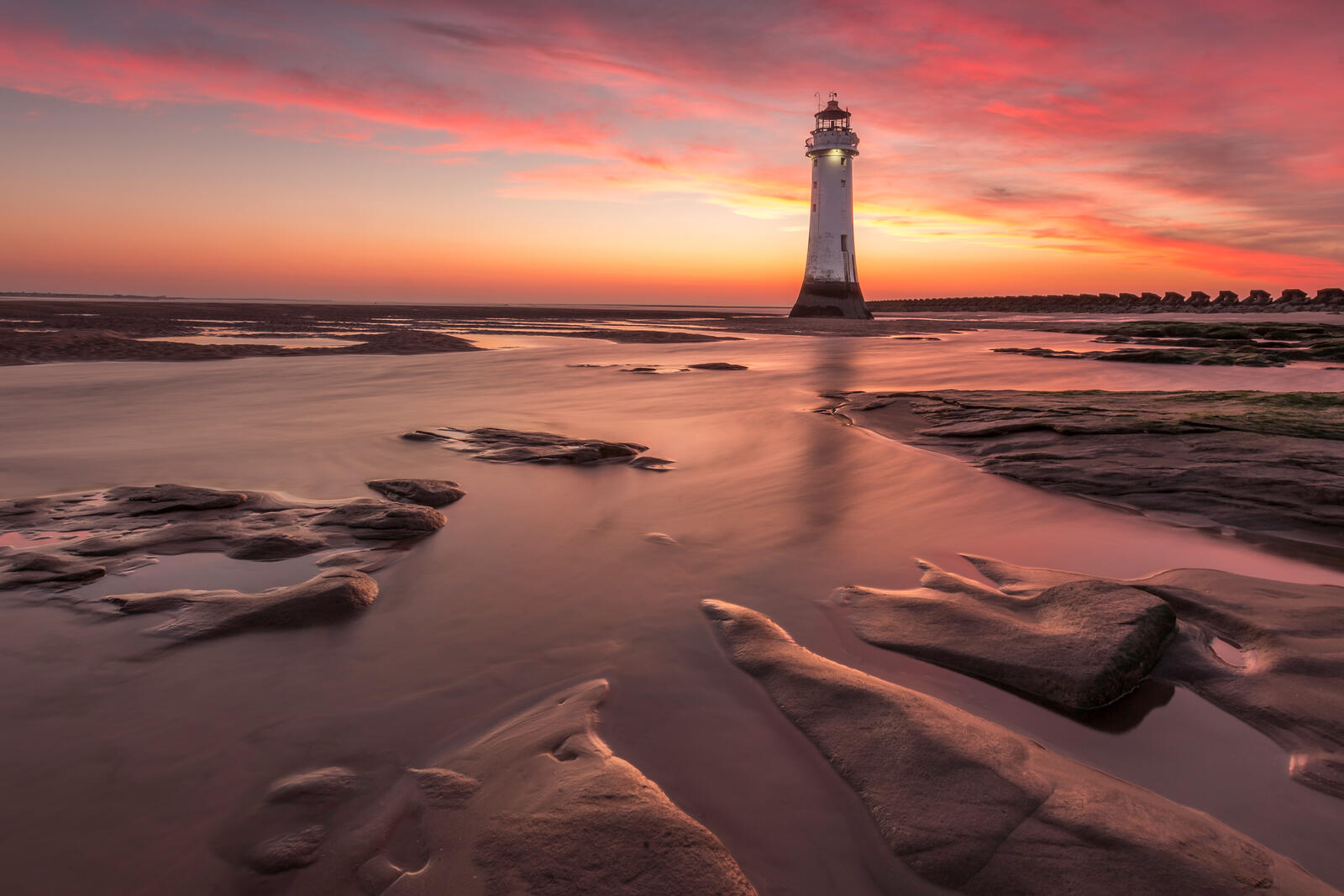 Бесплатное фото Свет маяка и вечернее море