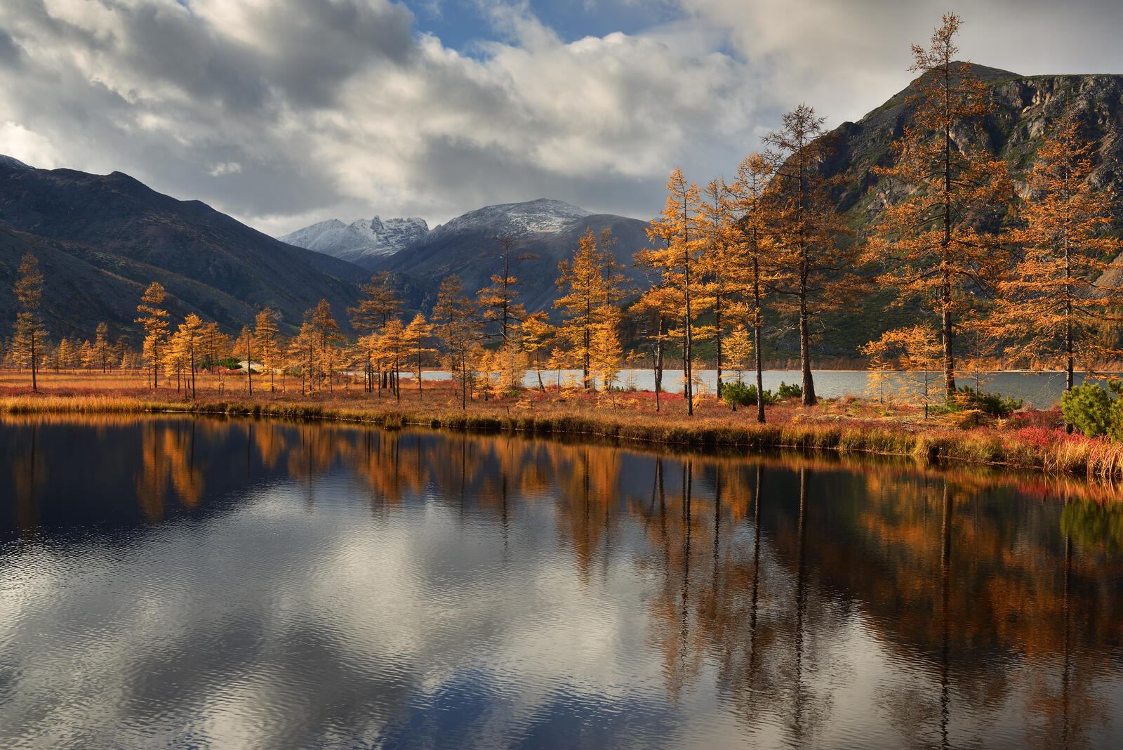 免费照片秋天湖面上的云彩