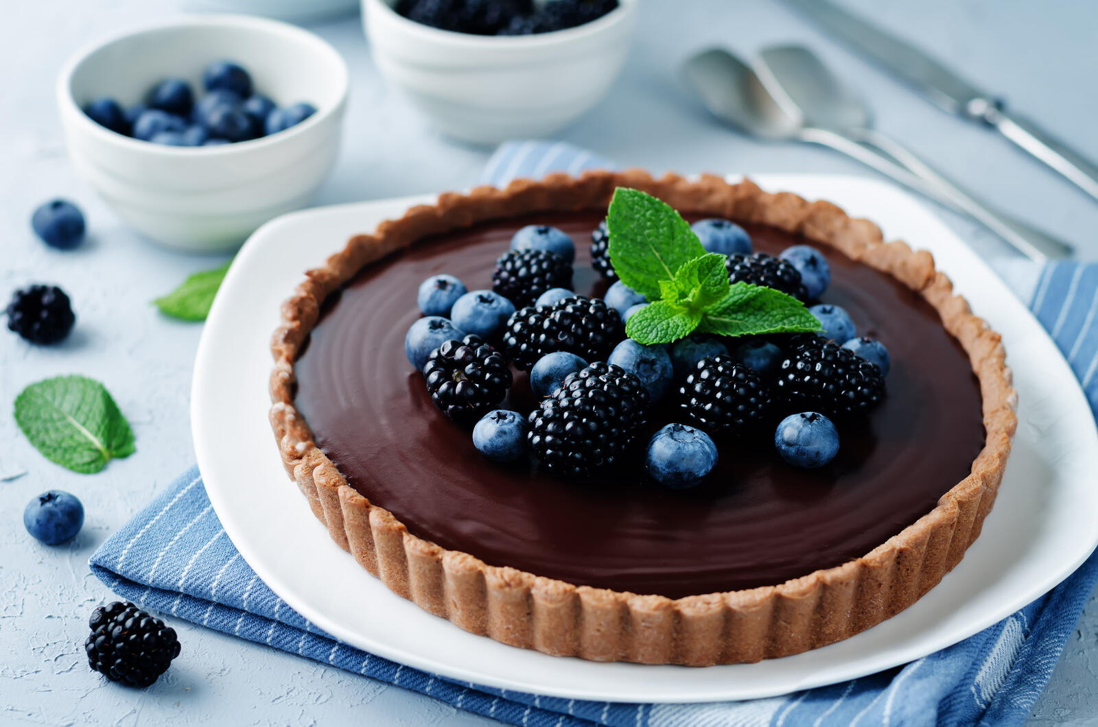 Бесплатное фото Вкусный пирог с ежевикой и черникой