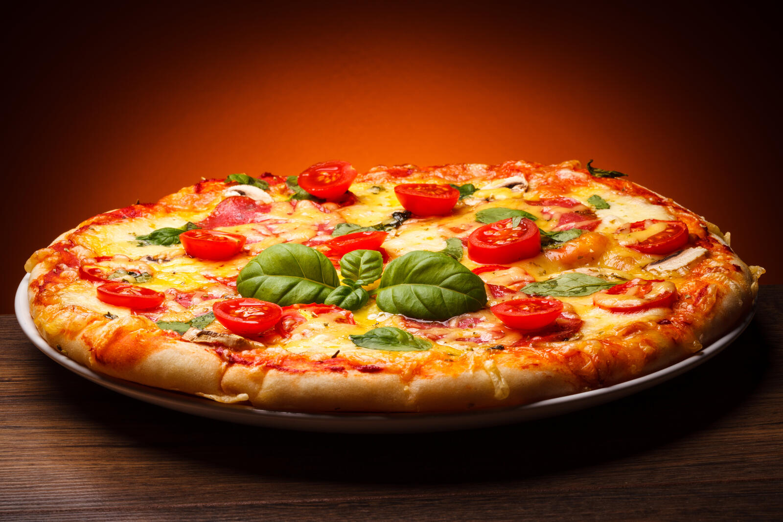 Бесплатное фото Пицца на красном фоне