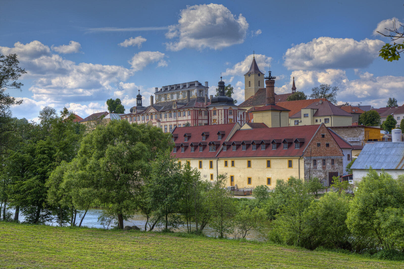 Free photo Castle in the village of What is on the sázava river