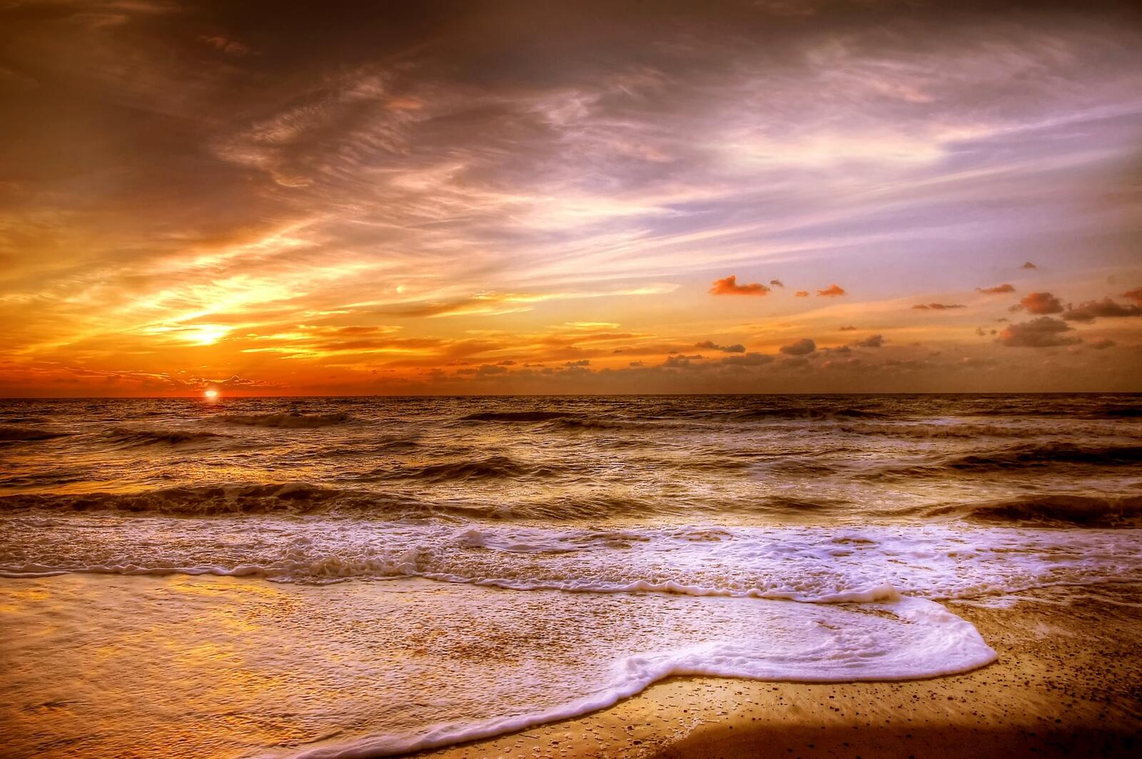 Бесплатное фото Закат и волны на пляже