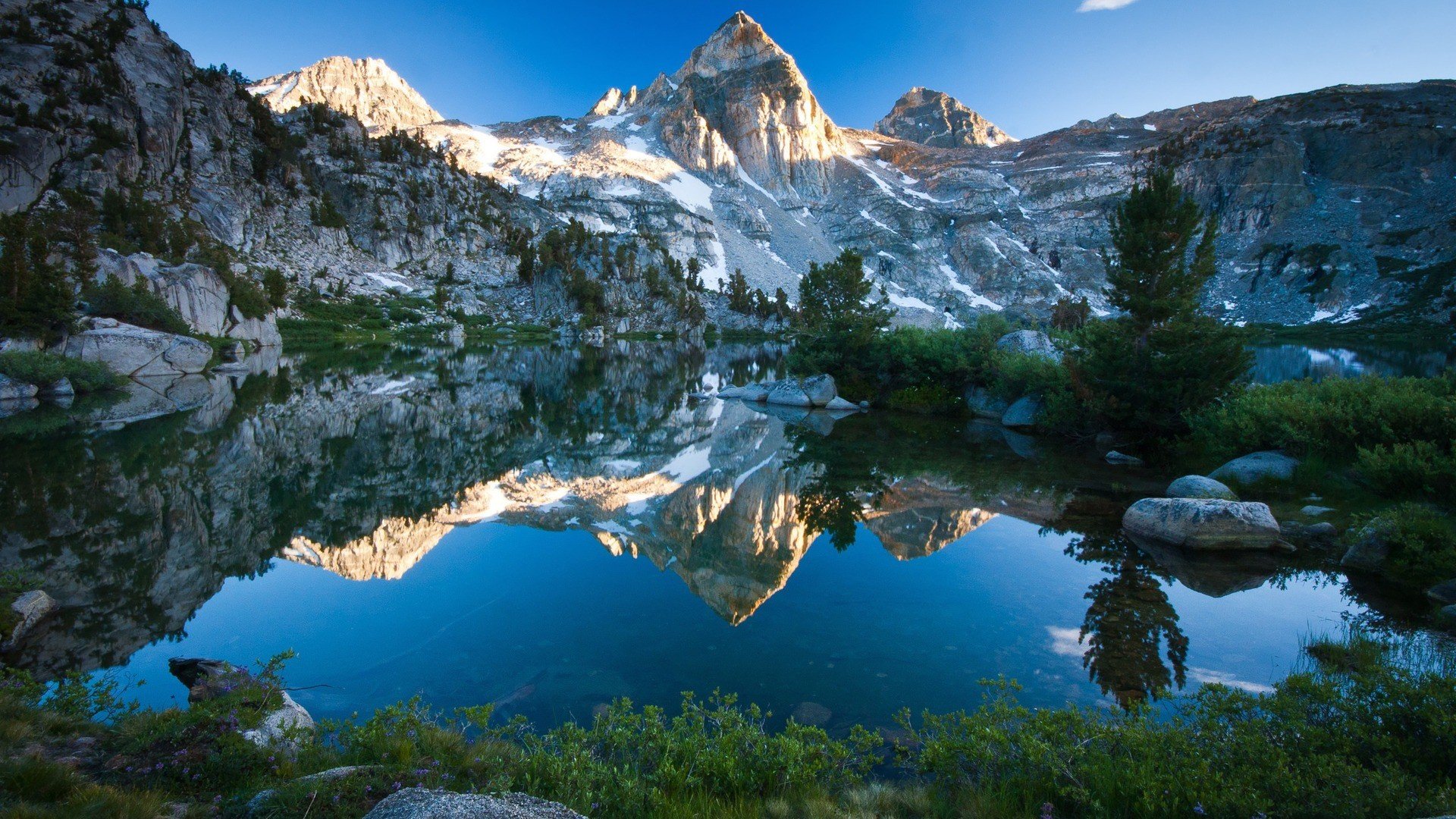 Free photo Reflection of mountains in lake