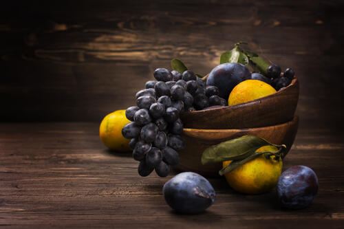 Сливы, виноград и лимоны · бесплатное фото