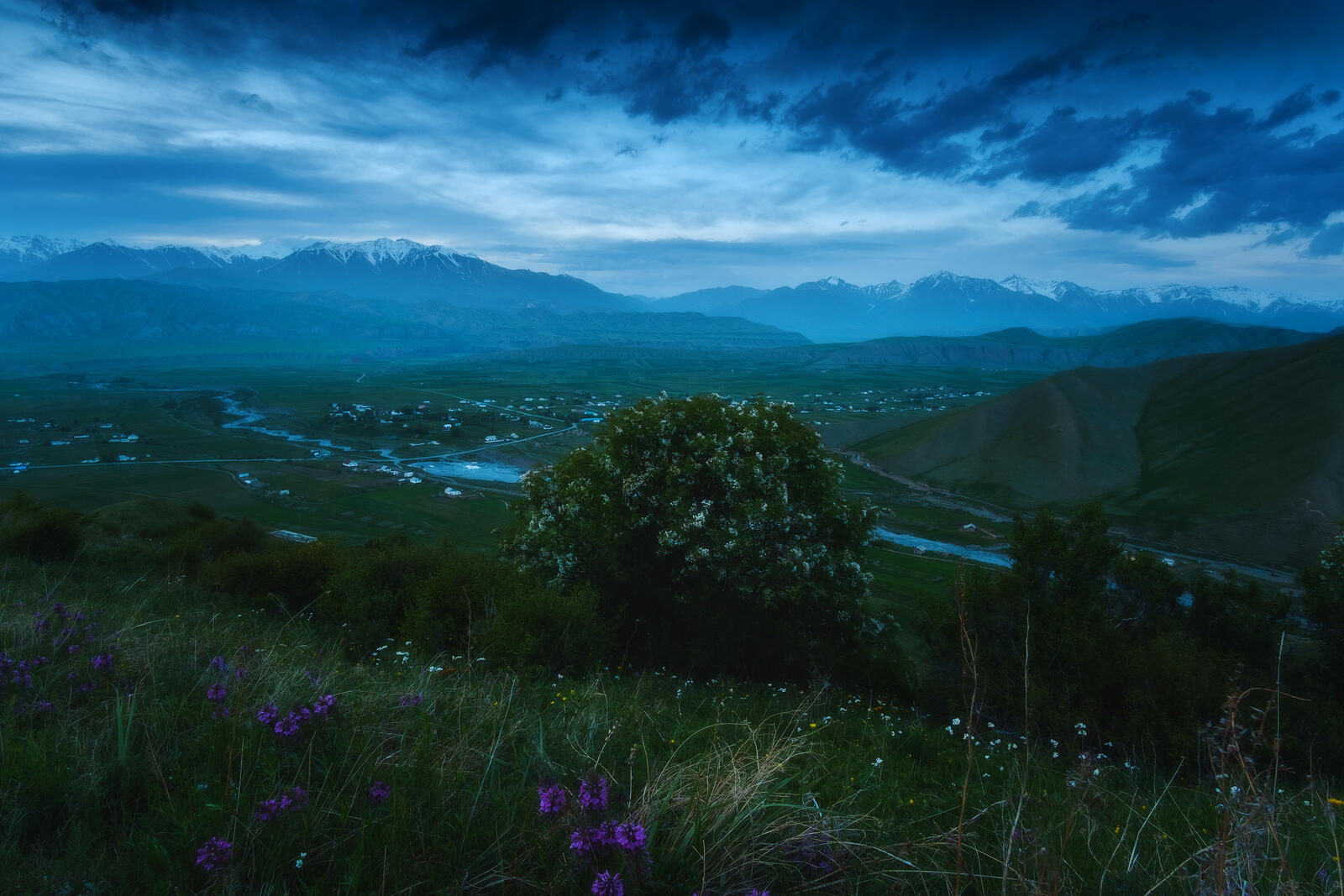 Бесплатное фото Вечерние сумерки над долиной реки Нарын
