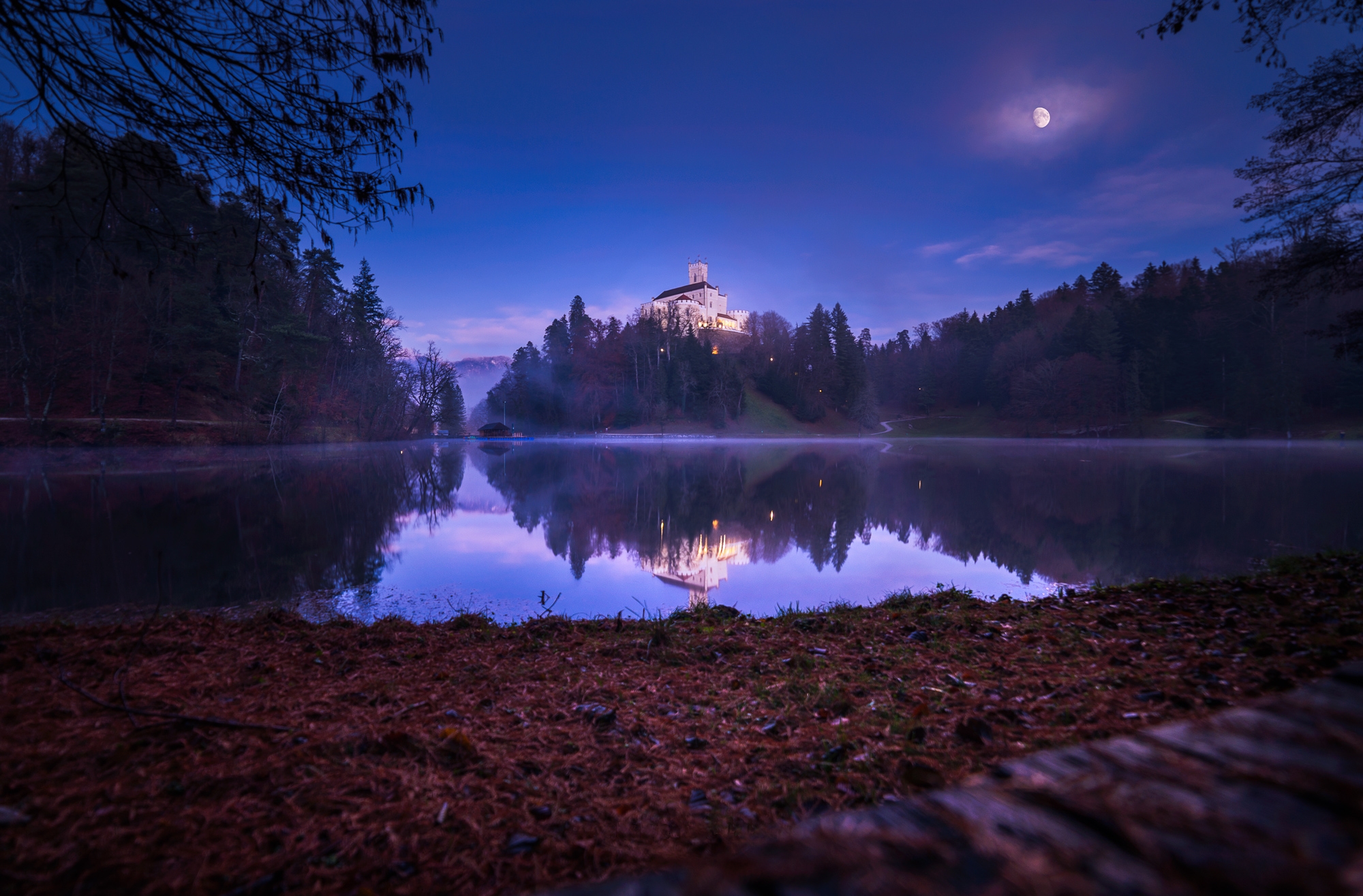 Обои озеро замок Тракошчане ночь на рабочий стол
