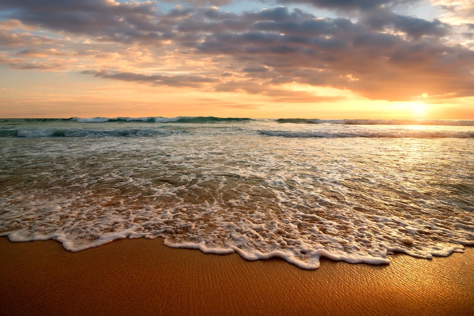 Бесплатное фото Вечернее солнце и морской прибой