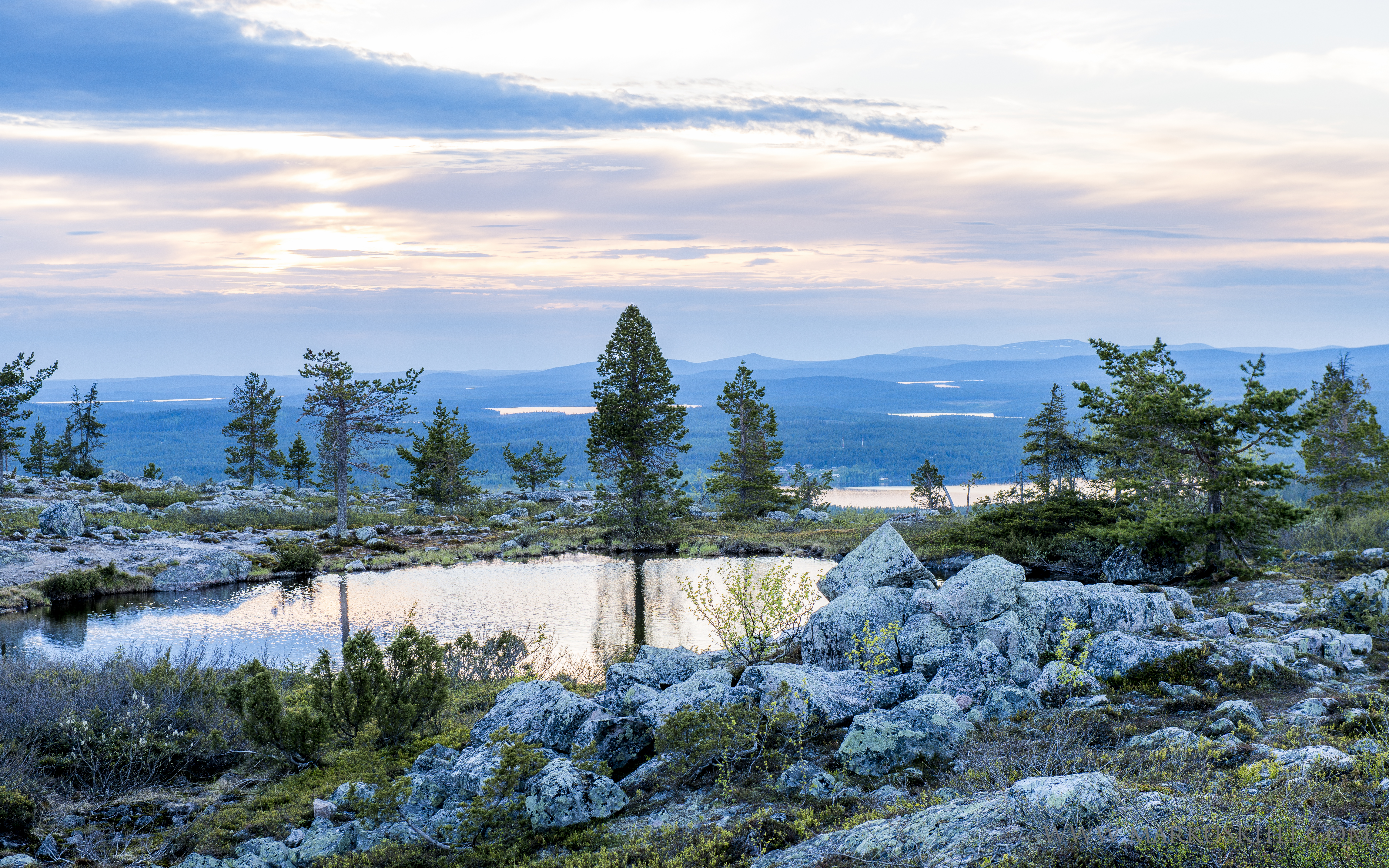 桌面上的壁纸夜景 芬兰湖泊 石头