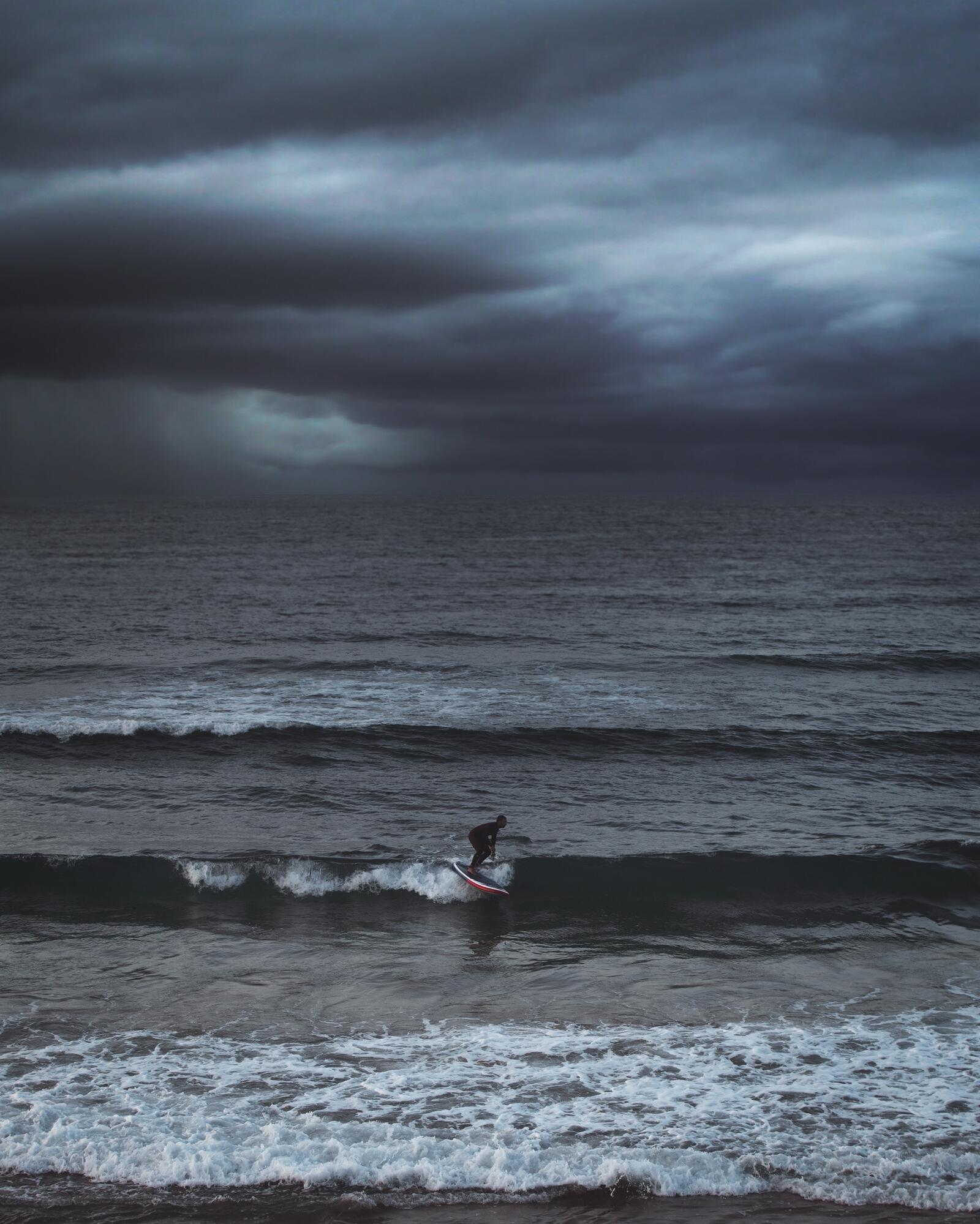Обои серфинг океан темно-погода на рабочий стол